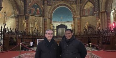 Mgr Camiade et Amin dans la cathédrale